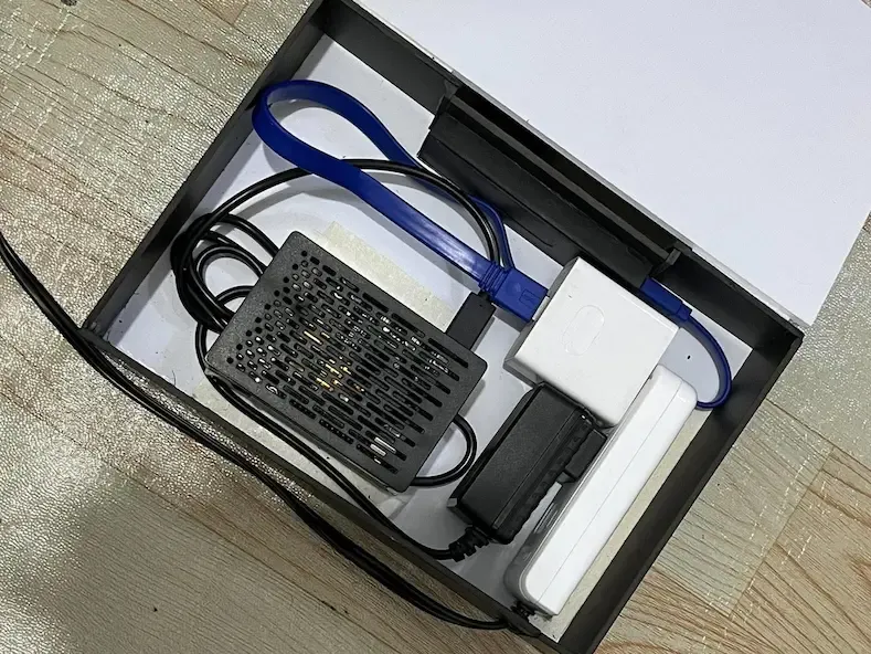 The server unit that sits behind the whiteboard: a Raspberry Pi 4B connected to a USB hub with 4 ports, one per anchor